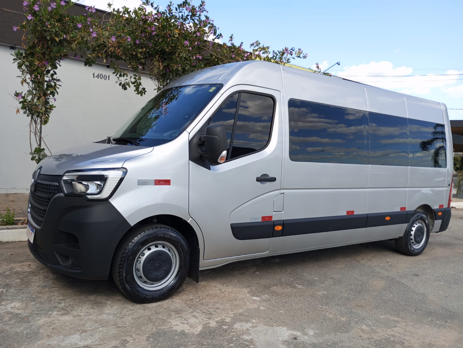 Vista Lateral da Renault Master